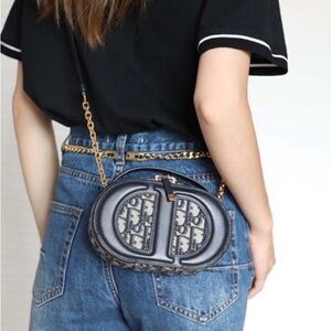 DIOR SIGNATURE OVAL CAMERA BAG
BLUE DIOR OBLIQUE JACQUARD